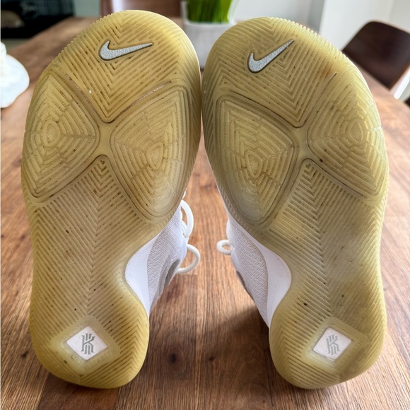 Nike Kyrie Irving 3 White/beige Sz 2Y - Picture 5 of 6